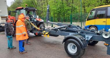 Traktorový nosič kontajnerov PORTÝR 8.6- nové technické vybavenie pripravovaného Zberného dvora v obci Župkov.